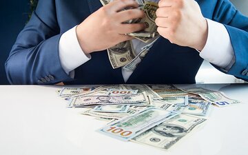 Near Bankrupt California Resources Adopts Generous Exit Package for CEO